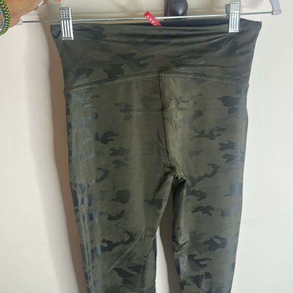 Spanx Matte Green Faux Leather Camo Leggings Power Waistband size M - Picture 7 of 8